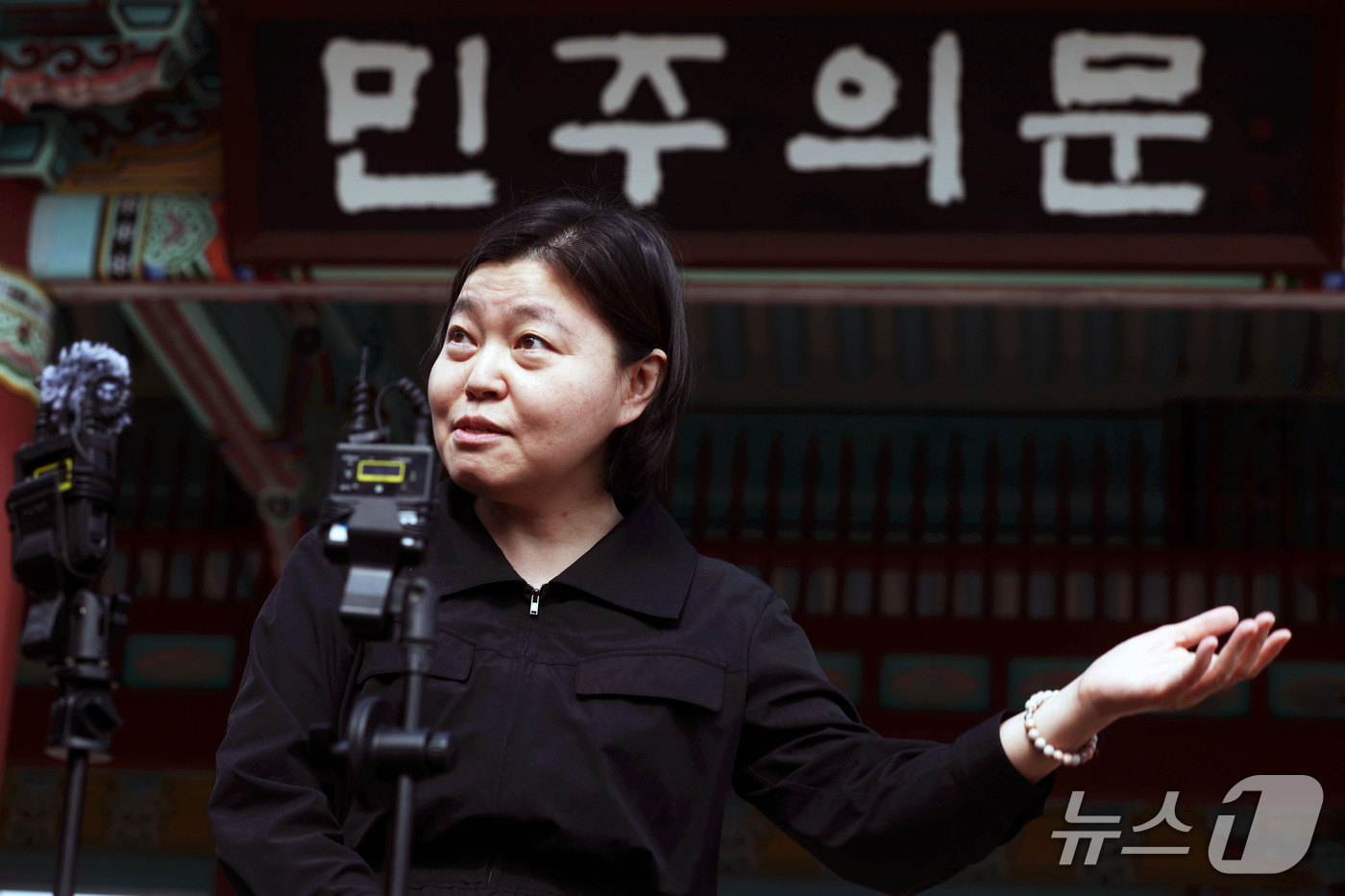 (광주=뉴스1) 조수민 기자 = 임은정 광주중수청장이 16일 오전 전남광주 북구 국립5·18민주묘지를 찾아 헌화 및 분향을 마친 뒤 민주의 문 앞에서 취재진 질문에 답하고 있다. …