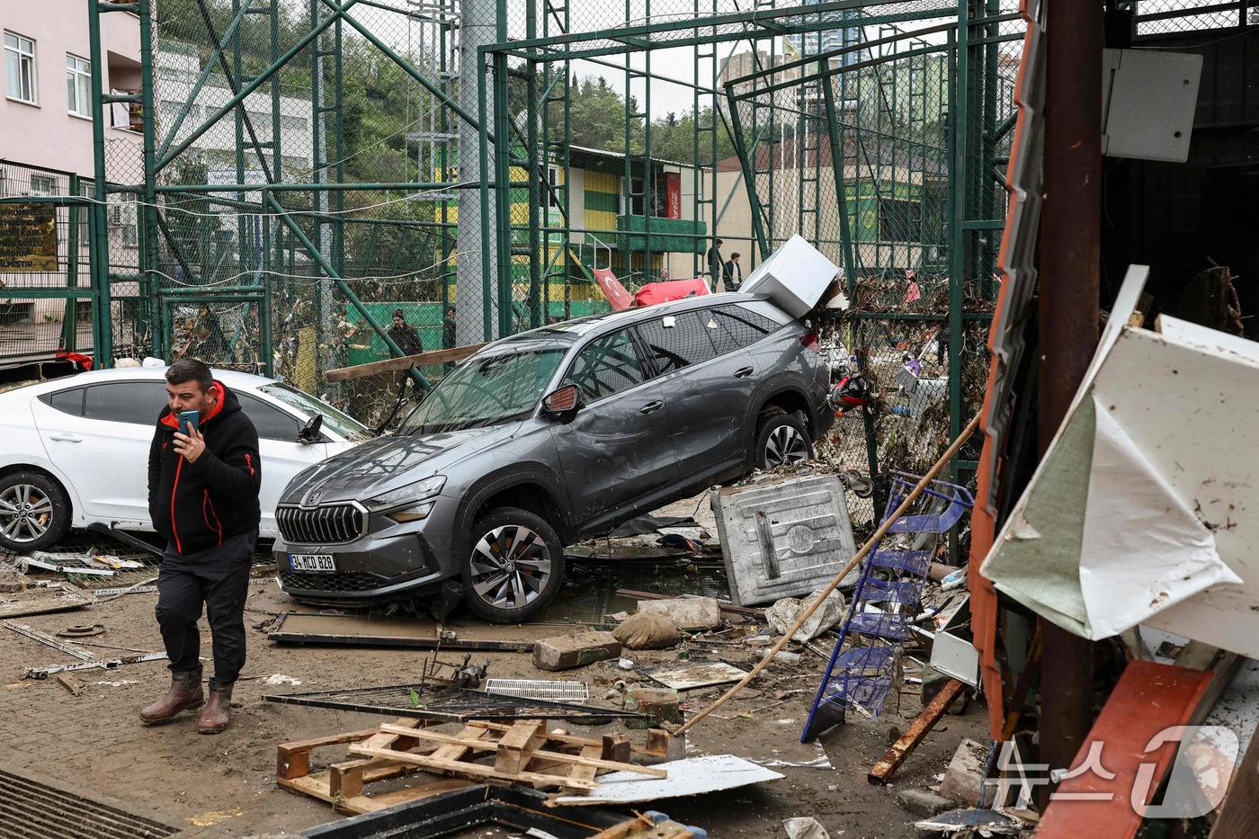 (이스탄불 AFP=뉴스1) 김범수 기자 = 15일(현지시간) 튀르키예 이스탄불에서 한 남성이 폭우로 파손된 차량 옆에서 통화하고 있다. 2026.10.15ⓒ AFP=뉴스1