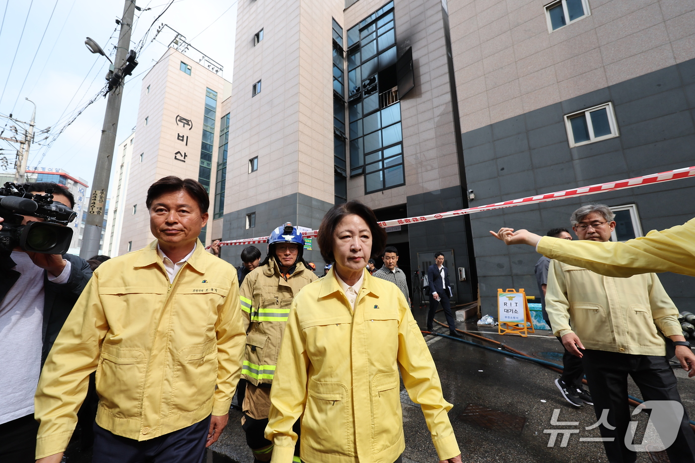 (부천=뉴스1) 김성진 기자 = 추미애 경기도지사가 16일 화재가 발생한 경기도 부천시 오정구의 한 공장을 찾아 이동하고 있다.경기도소방재난본부에 따르면 이날 오전 8시 38분께 …