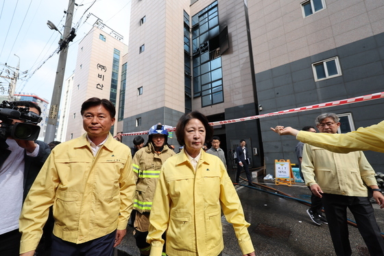 추미애, 부천 도장공장 화재 현장 방문…제주 일정 전면 취소
