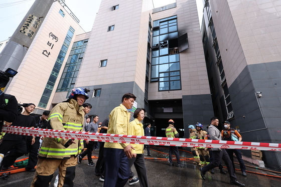 '소방 빨대' 발언 논란 추미애, 부천 화재 현장 찾아 "헌신 감사"(종합)