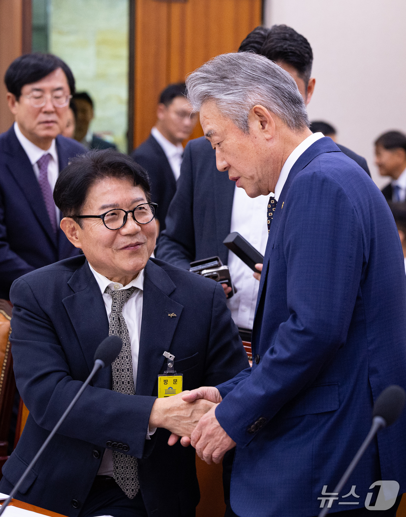 (서울=뉴스1) 유승관 기자 = 강호동 농협중앙회장(오른쪽)과 우희종 한국마사회장이 16일 서울 여의도 국회에서 열린 농림축산식품해양수산위원회의 농업협동조합중앙회 등에 대한 국정감 …
