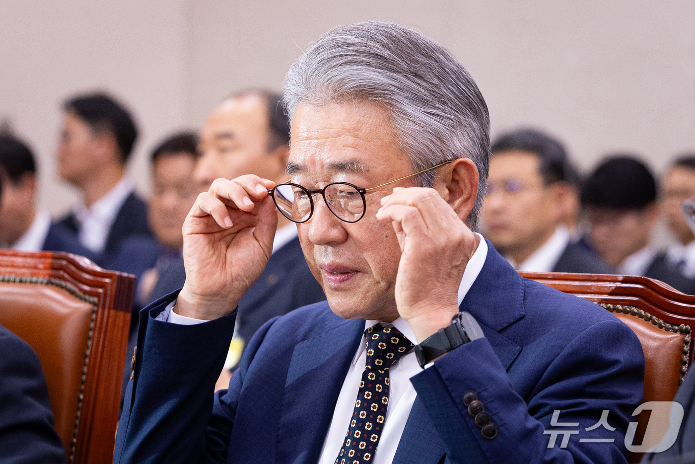 (서울=뉴스1) 유승관 기자 = 강호동 농협중앙회장이 16일 서울 여의도 국회에서 열린 농림축산식품해양수산위원회의 농업협동조합중앙회 등에 대한 국정감사에 출석해 안경을 쓰고 있다. …