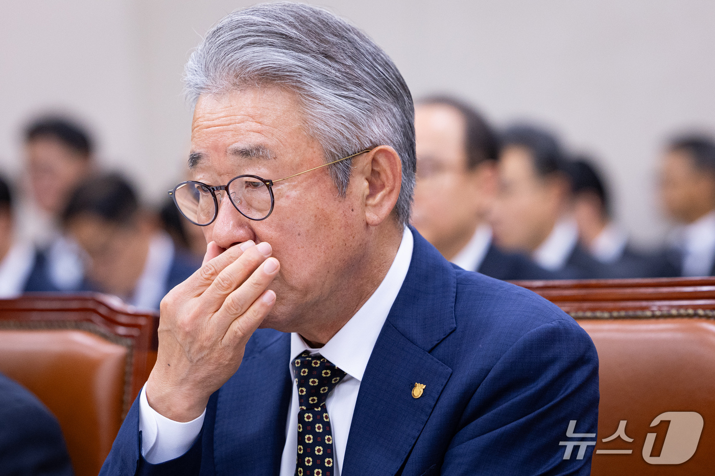 (서울=뉴스1) 유승관 기자 = 강호동 농협중앙회장이 16일 서울 여의도 국회에서 열린 농림축산식품해양수산위원회의 농업협동조합중앙회 등에 대한 국정감사에 출석해 얼굴을 매만지고 있 …