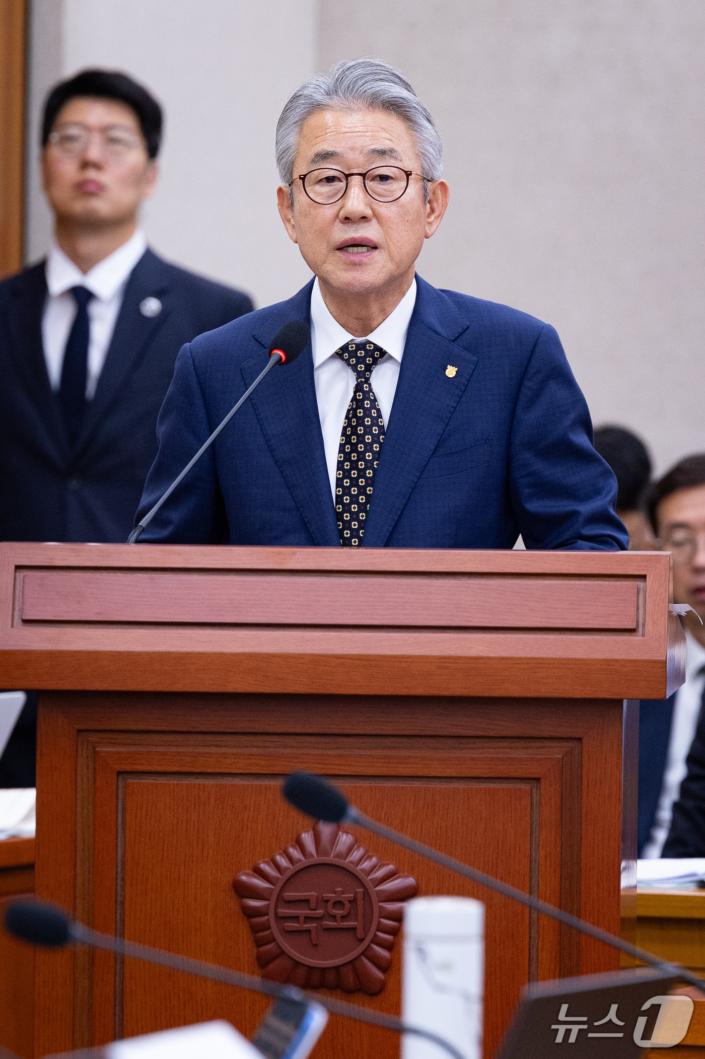 (서울=뉴스1) 유승관 기자 = 강호동 농협중앙회장이 16일 서울 여의도 국회에서 열린 농림축산식품해양수산위원회의 농업협동조합중앙회 등에 대한 국정감사에 출석해 업무보고를 하고 있 …