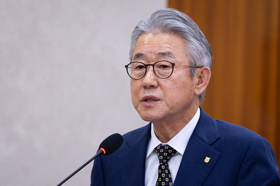 강호동 농협회장, 열흘 만에 3차 경찰 출석…'1억 원 뇌물수수 의혹'