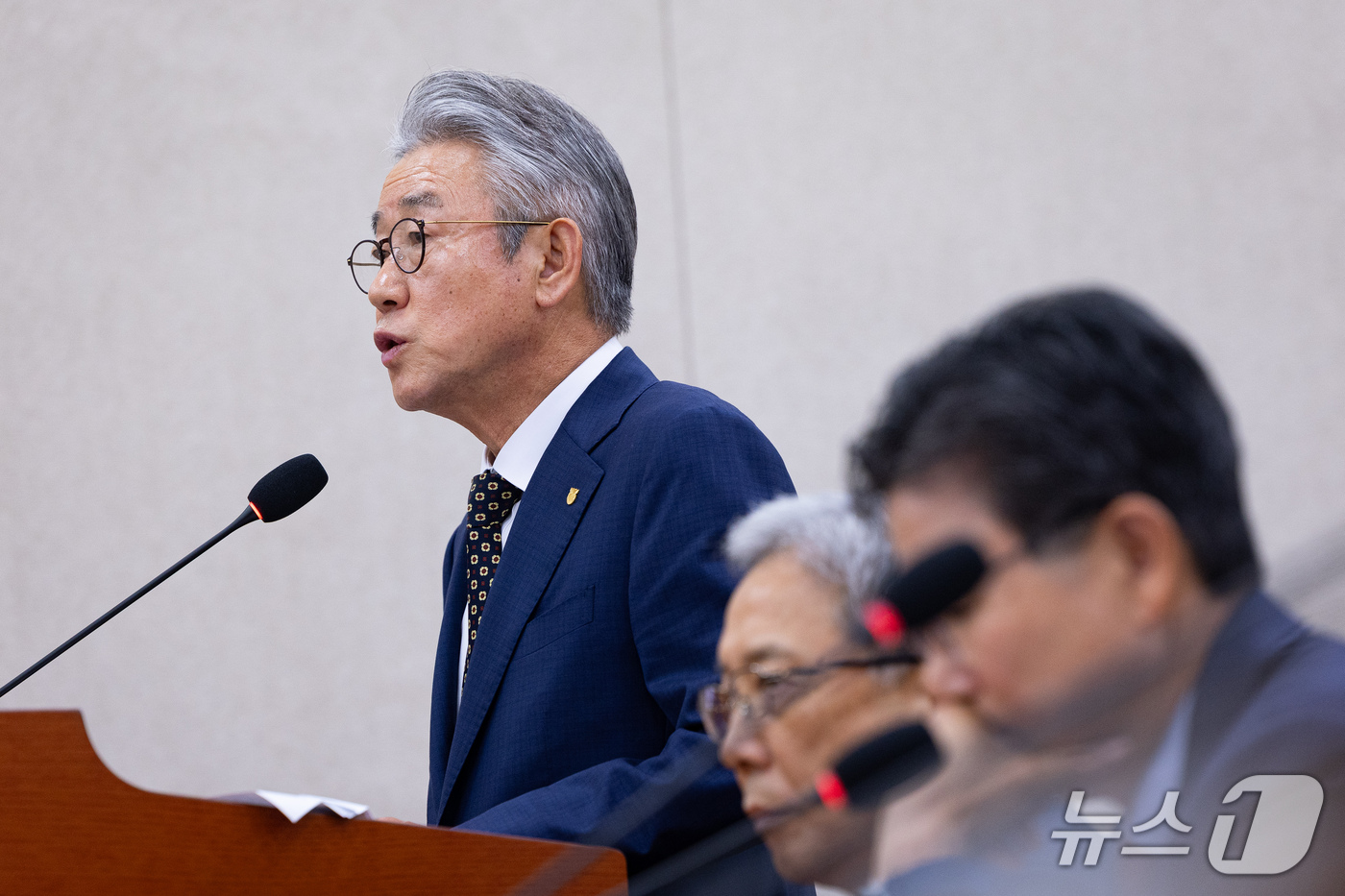 (서울=뉴스1) 유승관 기자 = 강호동 농협중앙회장이 16일 서울 여의도 국회에서 열린 농림축산식품해양수산위원회의 농업협동조합중앙회 등에 대한 국정감사에 출석해 업무보고를 하고 있 …