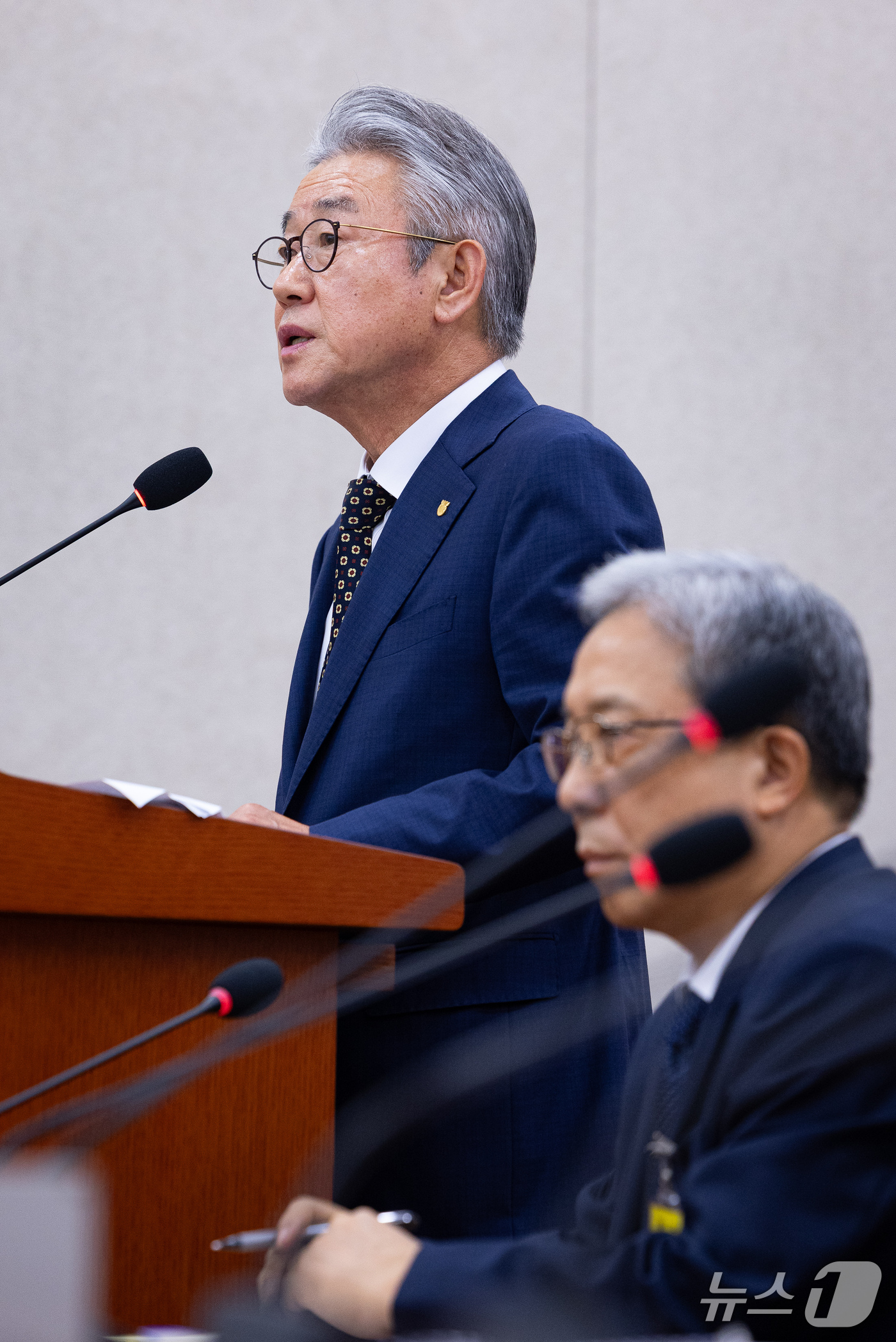 (서울=뉴스1) 유승관 기자 = 강호동 농협중앙회장이 16일 서울 여의도 국회에서 열린 농림축산식품해양수산위원회의 농업협동조합중앙회 등에 대한 국정감사에 출석해 업무보고를 하고 있 …