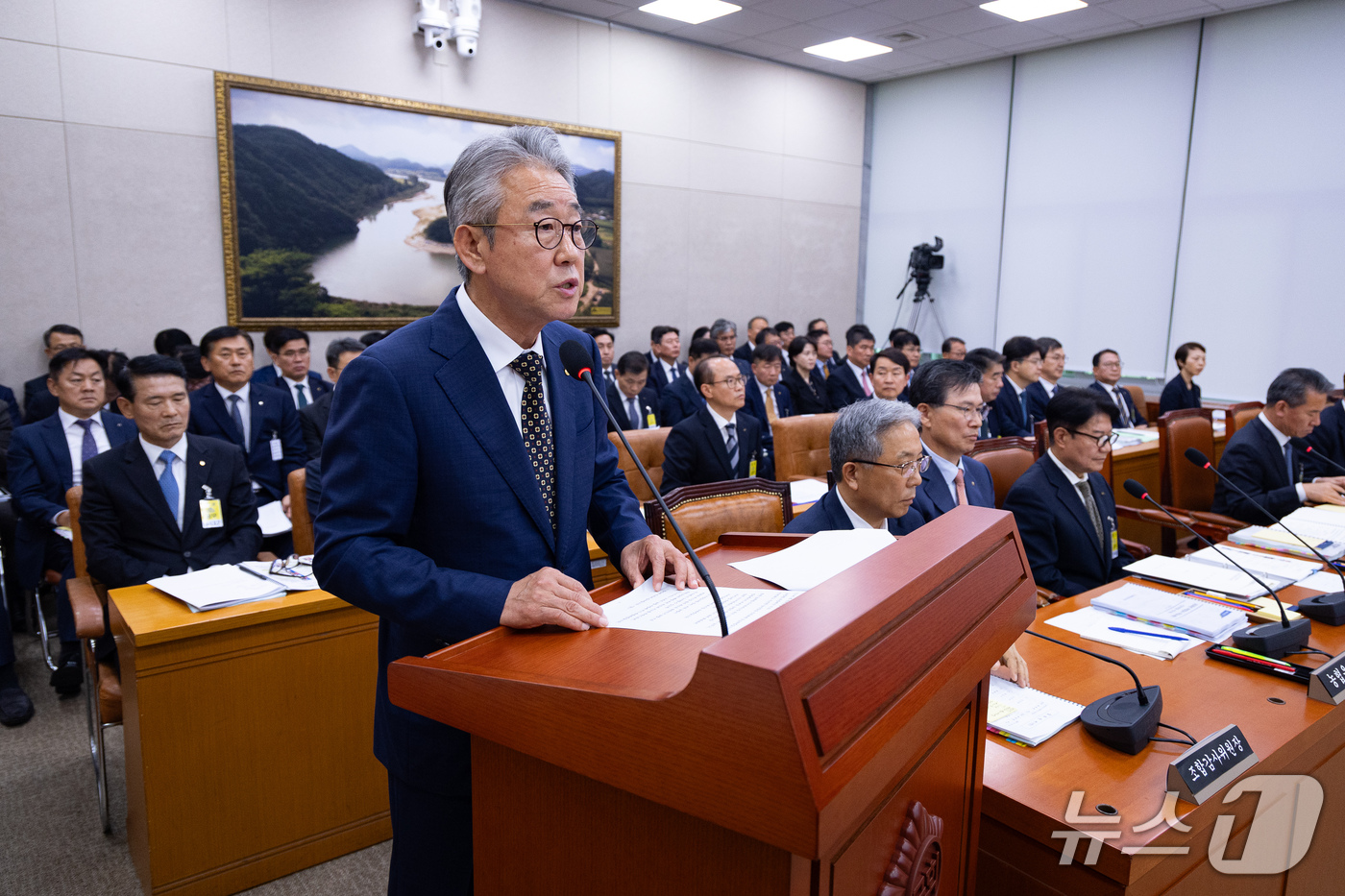 (서울=뉴스1) 유승관 기자 = 강호동 농협중앙회장이 16일 서울 여의도 국회에서 열린 농림축산식품해양수산위원회의 농업협동조합중앙회 등에 대한 국정감사에 출석해 업무보고를 하고 있 …