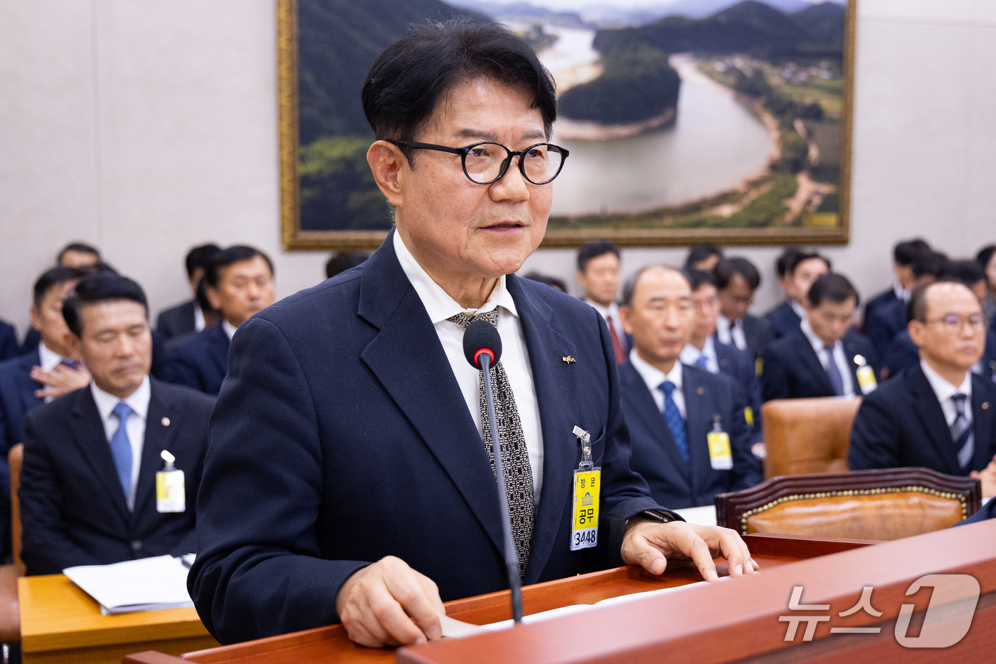 (서울=뉴스1) 유승관 기자 = 우희종 한국마사회장이 16일 서울 여의도 국회에서 열린 농림축산식품해양수산위원회의 농업협동조합중앙회 등에 대한 국정감사에 출석해 업무보고를 하고 있 …