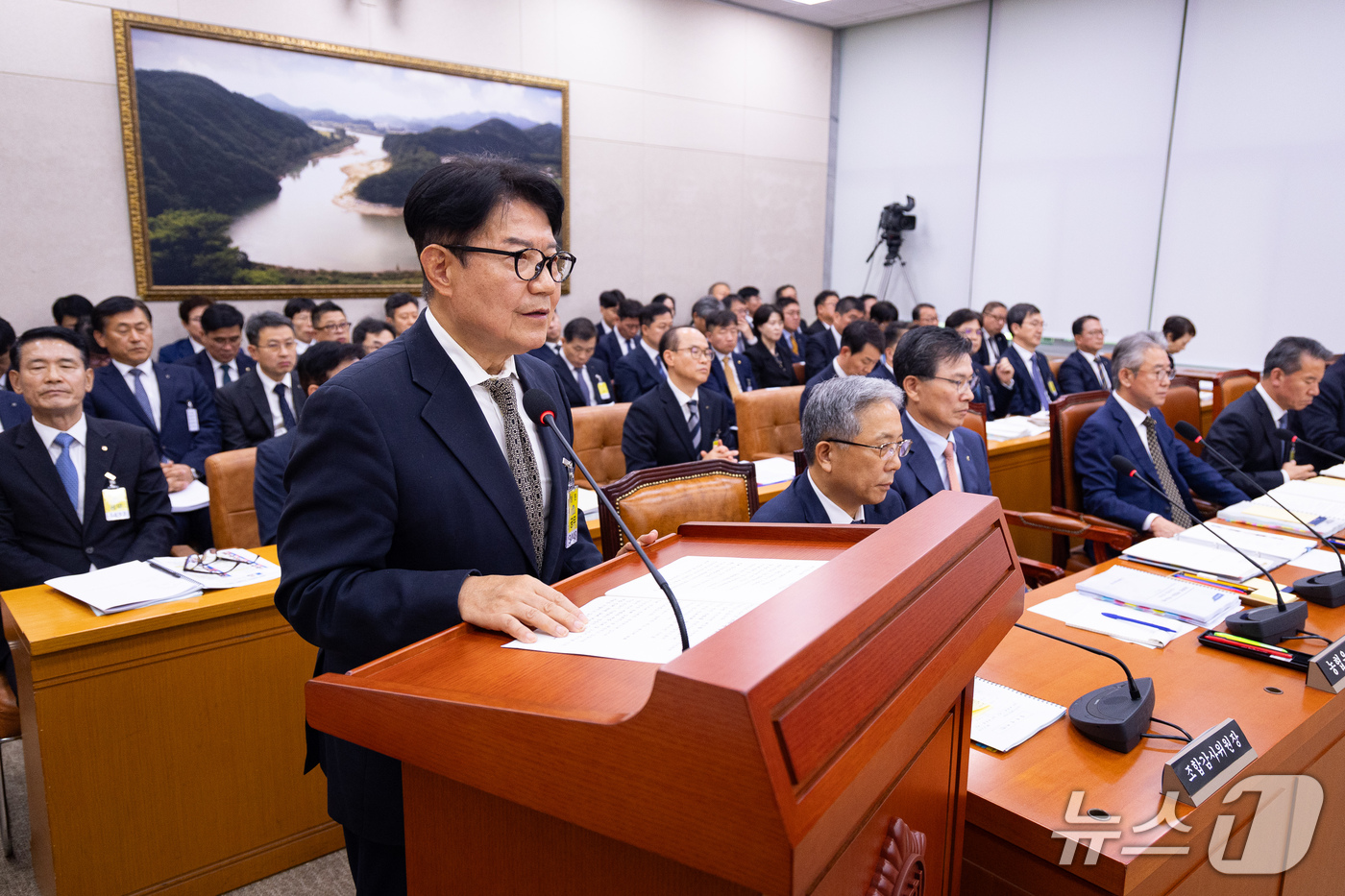 (서울=뉴스1) 유승관 기자 = 우희종 한국마사회장이 16일 서울 여의도 국회에서 열린 농림축산식품해양수산위원회의 농업협동조합중앙회 등에 대한 국정감사에 출석해 업무보고를 하고 있 …