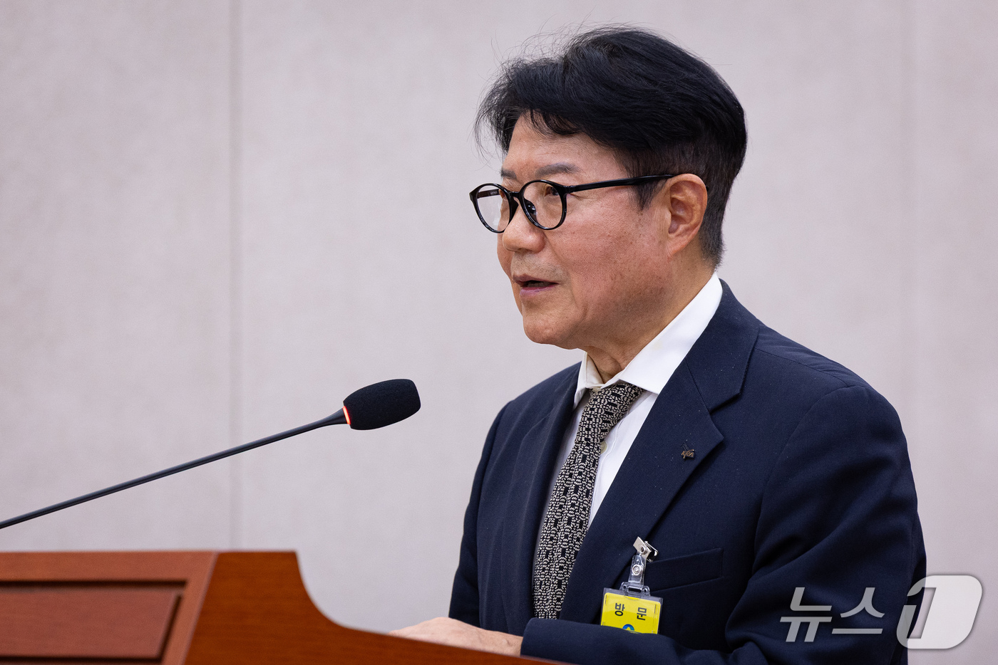 (서울=뉴스1) 유승관 기자 = 우희종 한국마사회장이 16일 서울 여의도 국회에서 열린 농림축산식품해양수산위원회의 농업협동조합중앙회 등에 대한 국정감사에 출석해 업무보고를 하고 있 …