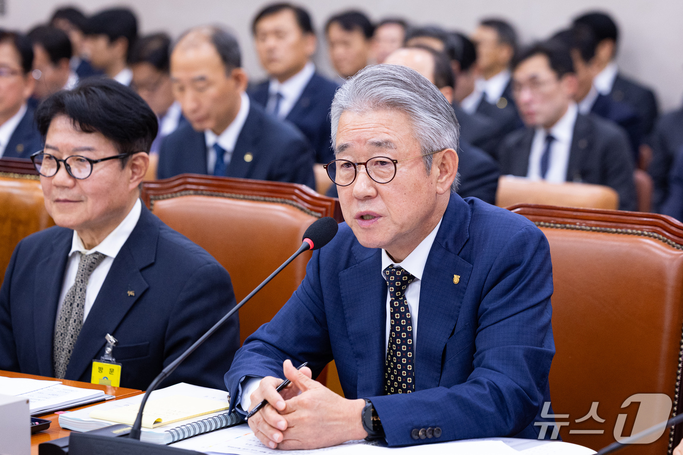 (서울=뉴스1) 유승관 기자 = 강호동 농협중앙회장이 16일 서울 여의도 국회에서 열린 농림축산식품해양수산위원회의 농업협동조합중앙회 등에 대한 국정감사에 출석해 의원 질의에 답하고 …
