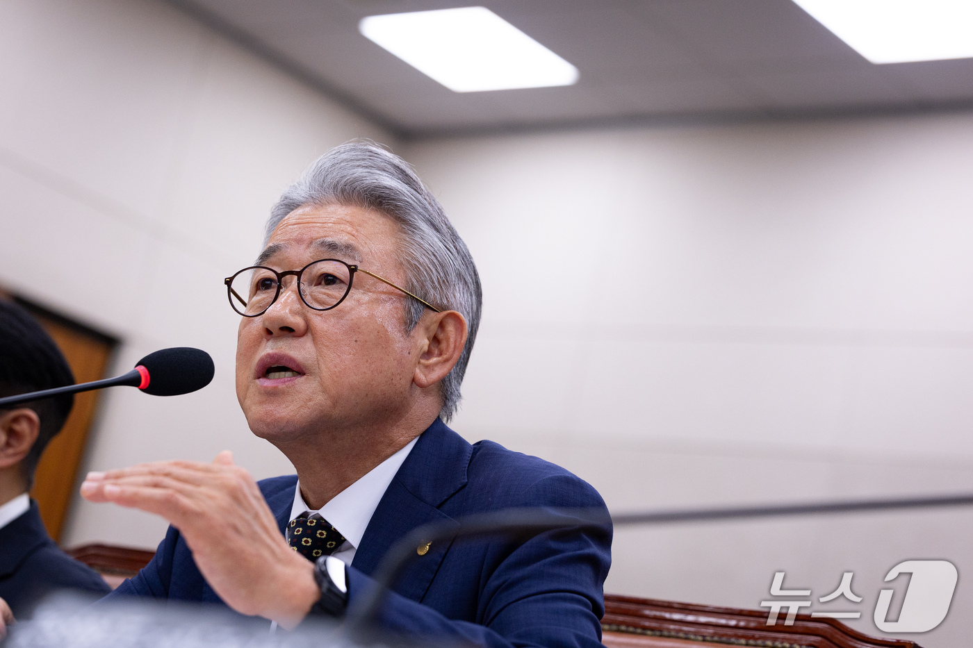 (서울=뉴스1) 유승관 기자 = 강호동 농협중앙회장이 16일 서울 여의도 국회에서 열린 농림축산식품해양수산위원회의 농업협동조합중앙회 등에 대한 국정감사에 출석해 의원 질의에 답하고 …