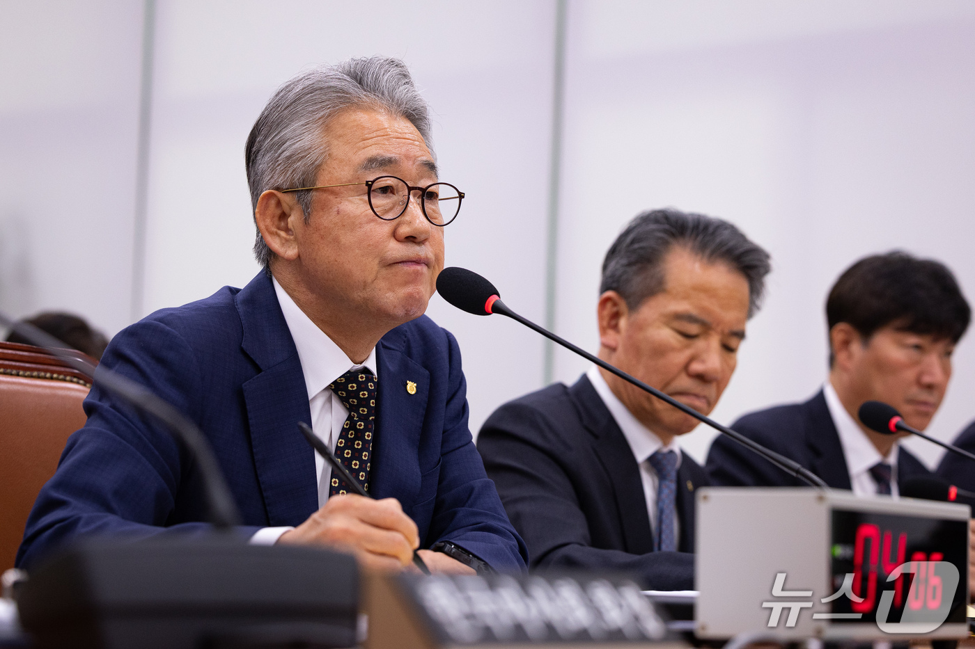 (서울=뉴스1) 유승관 기자 = 강호동 농협중앙회장이 16일 서울 여의도 국회에서 열린 농림축산식품해양수산위원회의 농업협동조합중앙회 등에 대한 국정감사에 출석해 굳은 표정으로 의원 …