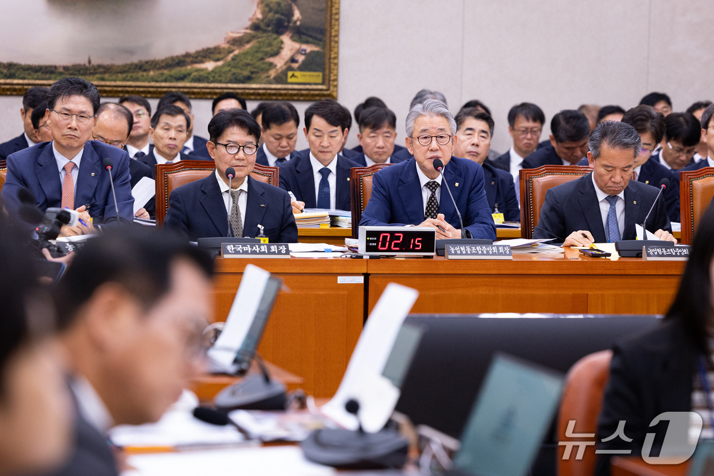 (서울=뉴스1) 유승관 기자 = 강호동 농협중앙회장이 16일 서울 여의도 국회에서 열린 농림축산식품해양수산위원회의 농업협동조합중앙회 등에 대한 국정감사에 출석해 의원 질의에 답하고 …