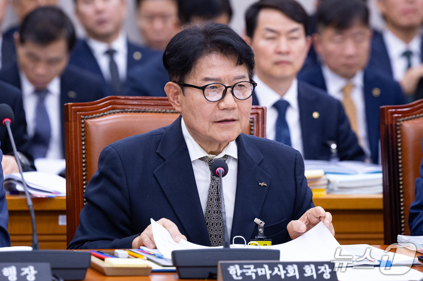 (서울=뉴스1) 유승관 기자 = 우희종 한국마사회장이 16일 서울 여의도 국회에서 열린 농림축산식품해양수산위원회의 농업협동조합중앙회 등에 대한 국정감사에 출석해 의원 질의에 답하고 …
