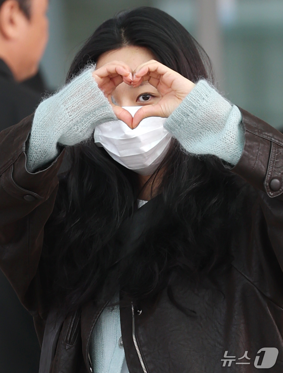 (인천공항=뉴스1) 권현진 기자 = 배우 겸 가수 혜리가 해외 일정을 위해 16일 인천국제공항을 통해 중국 칭다오로 출국하고 있다. 2026.10.16/뉴스1