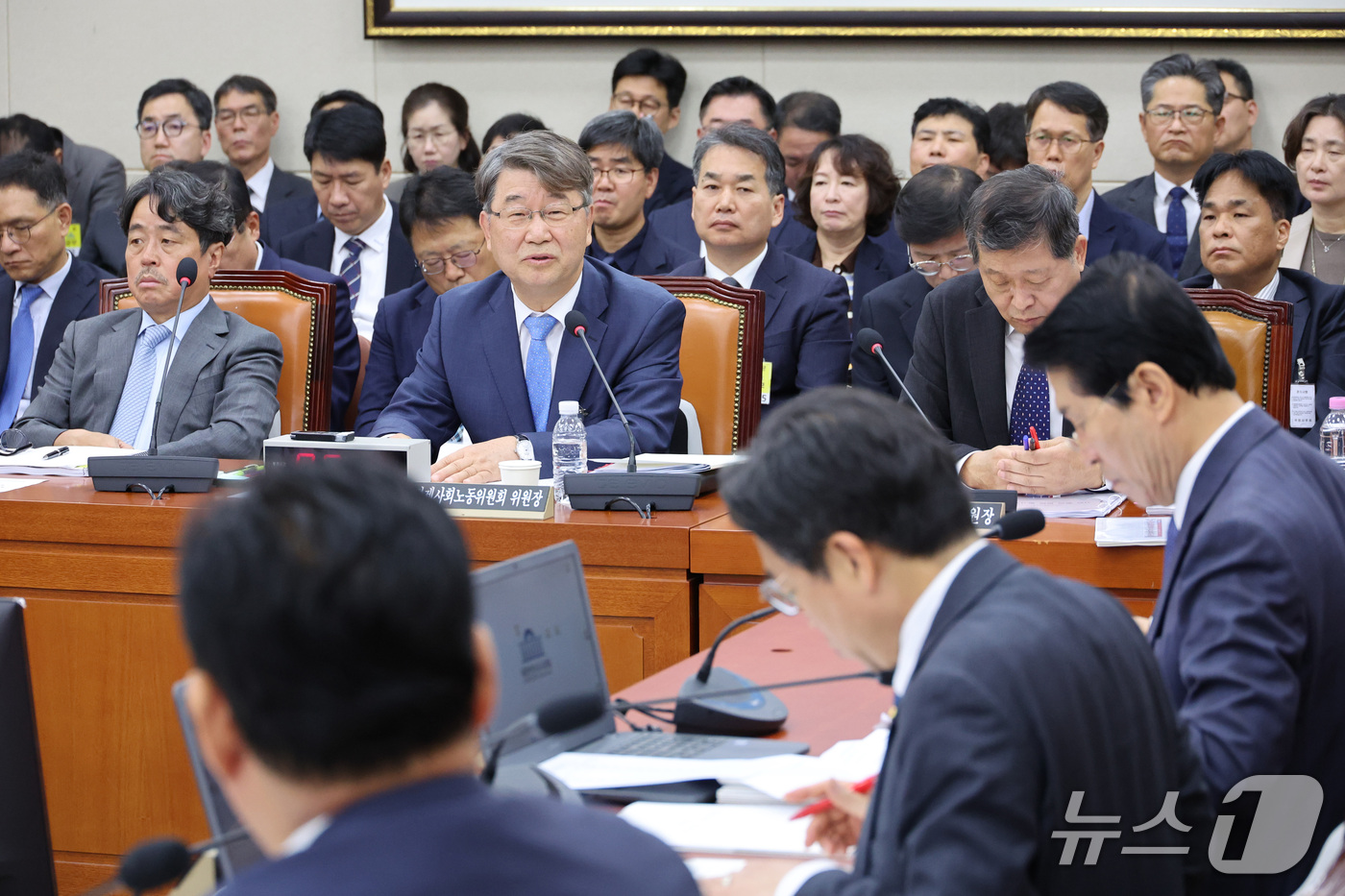 (서울=뉴스1) 신웅수 기자 = 김지형 경제사회노동위원회 위원장이 16일 서울 여의도 국회에서 열린 기후에너지환경노동위원회의 경사노위 등에 대한 국정감사에서 의원 질의에 답변하고 …