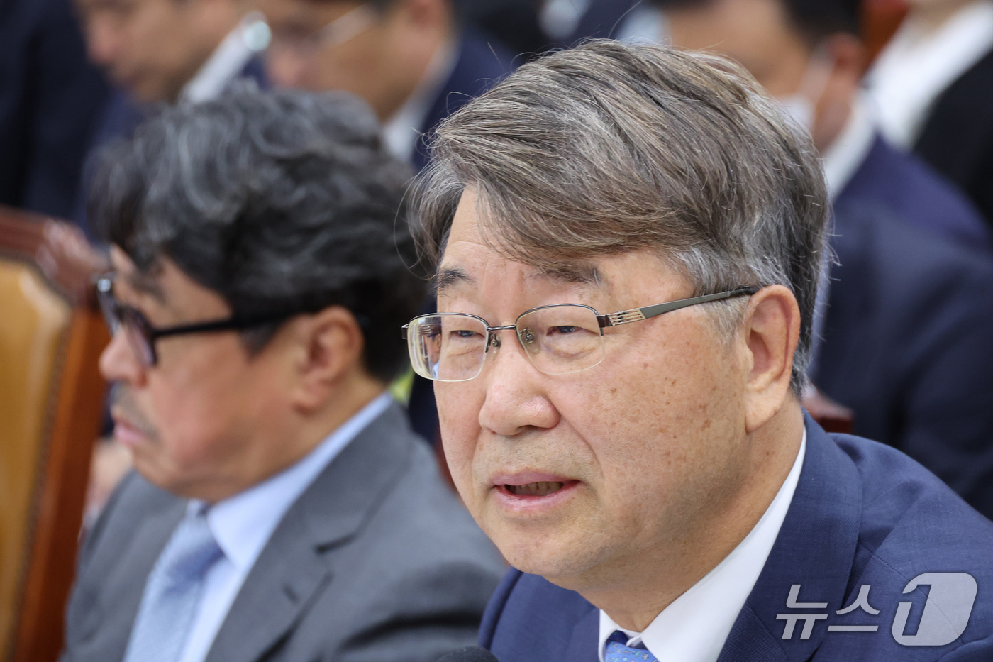 (서울=뉴스1) 신웅수 기자 = 김지형 경제사회노동위원회 위원장이 16일 서울 여의도 국회에서 열린 기후에너지환경노동위원회의 경사노위 등에 대한 국정감사에서 의원 질의에 답변하고 …