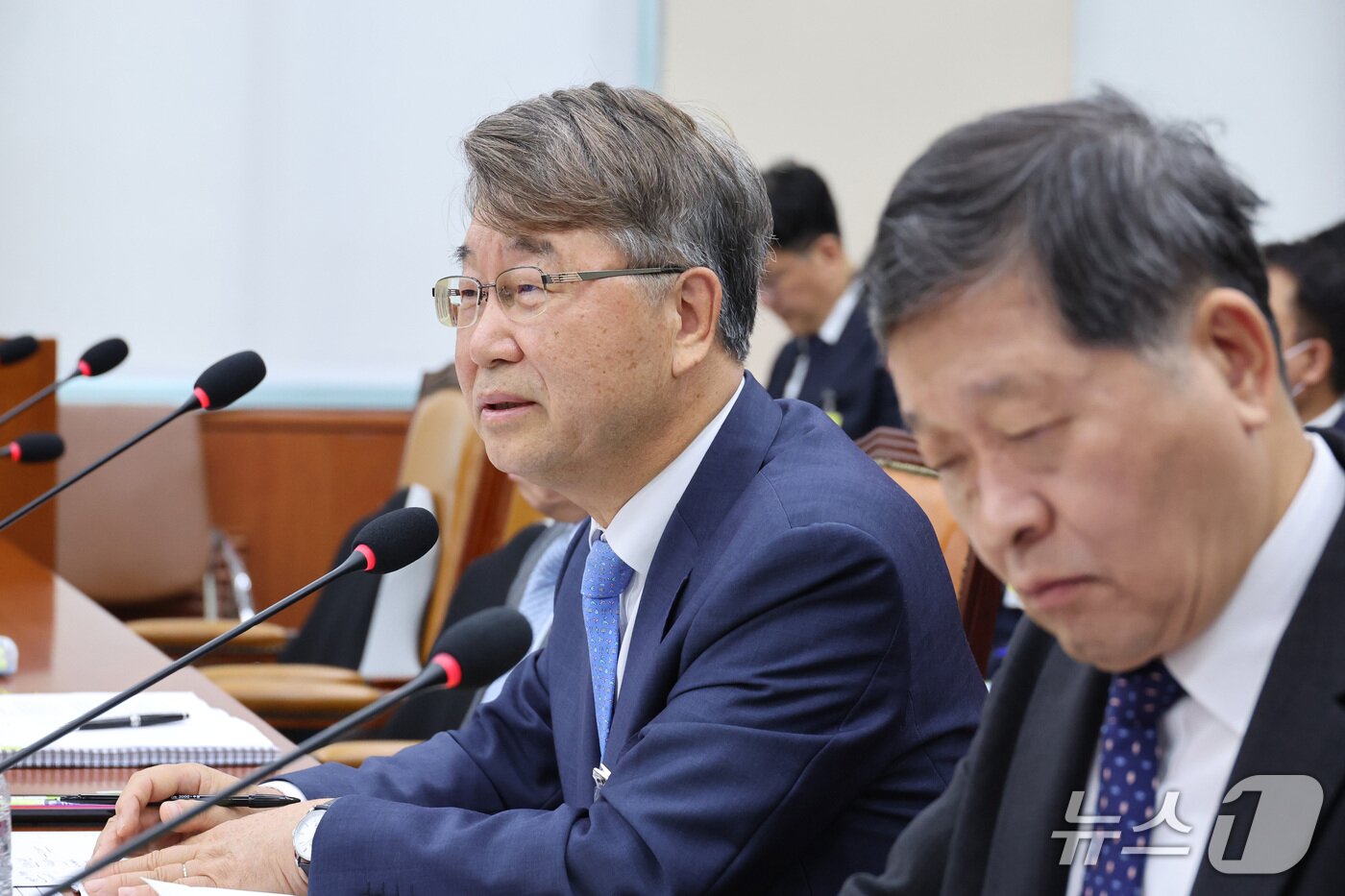 본문 이미지 - 김지형 경제사회노동위원회 위원장이 16일 서울 여의도 국회에서 열린 기후에너지환경노동위원회의 경사노위 등에 대한 국정감사에서 의원 질의에 답변하고 있다. 2026.10.16 ⓒ 뉴스1 신웅수 기자