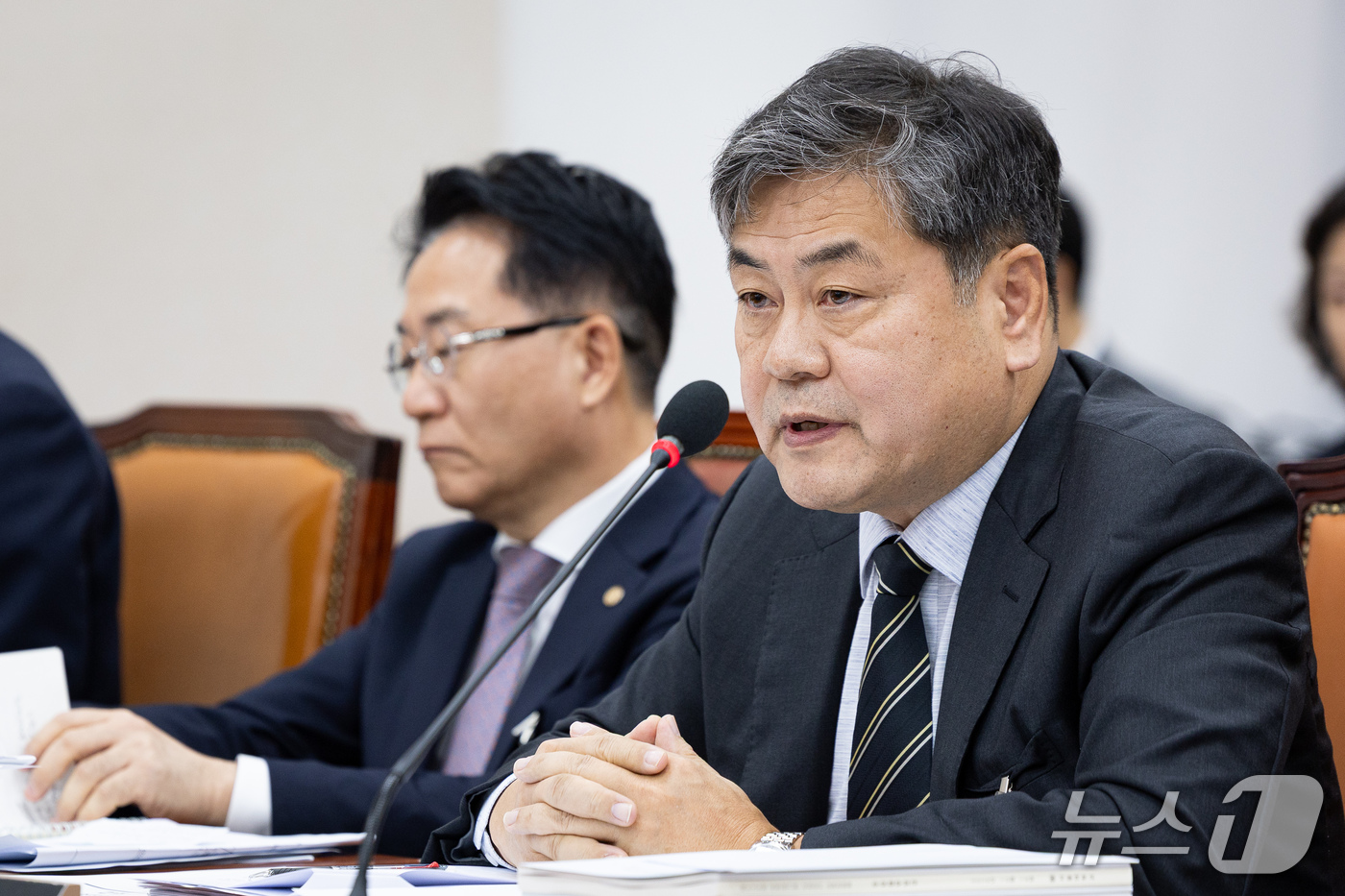 (서울=뉴스1) 유승관 기자 = 이인재 인천대학교 총장이 16일 서울 여의도 국회에서 열린 교육위원회의 서울대학교 등에 대한 국정감사에 출석해 의원 질의에 답하고 있다. 2026. …
