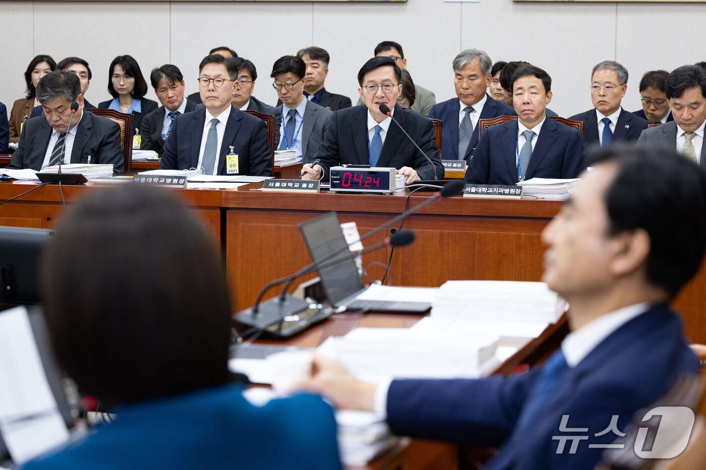 본문 이미지 - 유홍림 서울대학교 총장이 16일 서울 여의도 국회에서 열린 교육위원회의 서울대학교 등에 대한 국정감사에 출석해 의원 질의에 답하고 있다. 2026.10.16 ⓒ 뉴스1 유승관 기자
