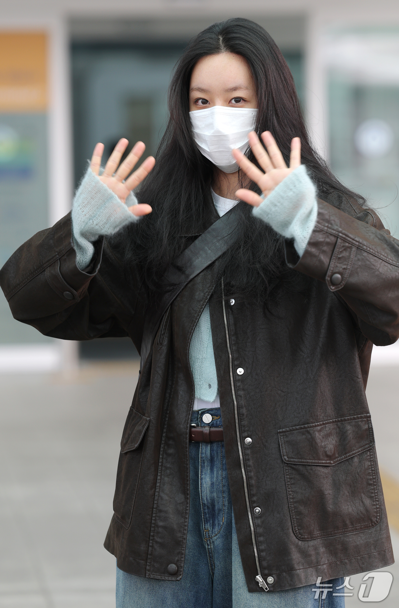 (인천공항=뉴스1) 권현진 기자 = 배우 겸 가수 혜리가 해외 일정을 위해 16일 인천국제공항을 통해 중국 칭다오로 출국하기 전 인사를 하고 있다. 2026.10.16/뉴스1