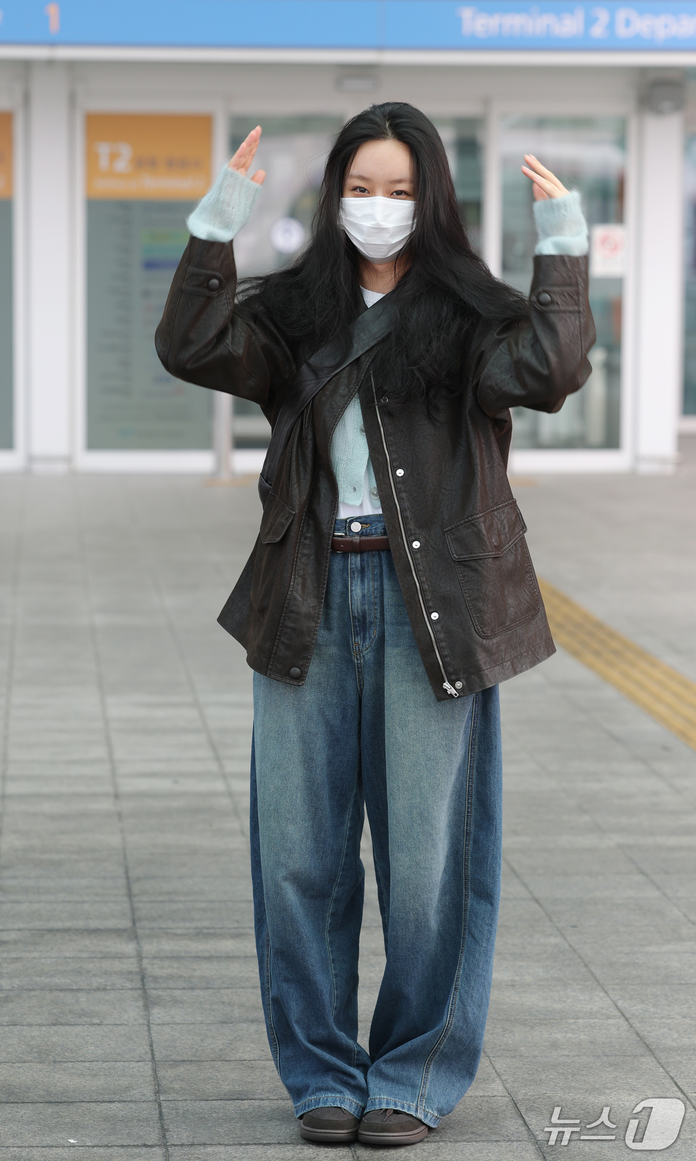 (인천공항=뉴스1) 권현진 기자 = 배우 겸 가수 혜리가 해외 일정을 위해 16일 인천국제공항을 통해 중국 칭다오로 출국하기 전 인사를 하고 있다. 2026.10.16/뉴스1