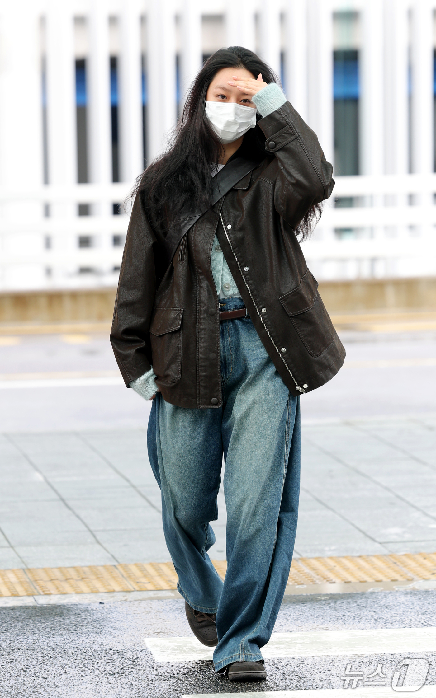 (인천공항=뉴스1) 권현진 기자 = 배우 겸 가수 혜리가 해외 일정을 위해 16일 인천국제공항을 통해 중국 칭다오로 출국하고 있다. 2026.10.16/뉴스1