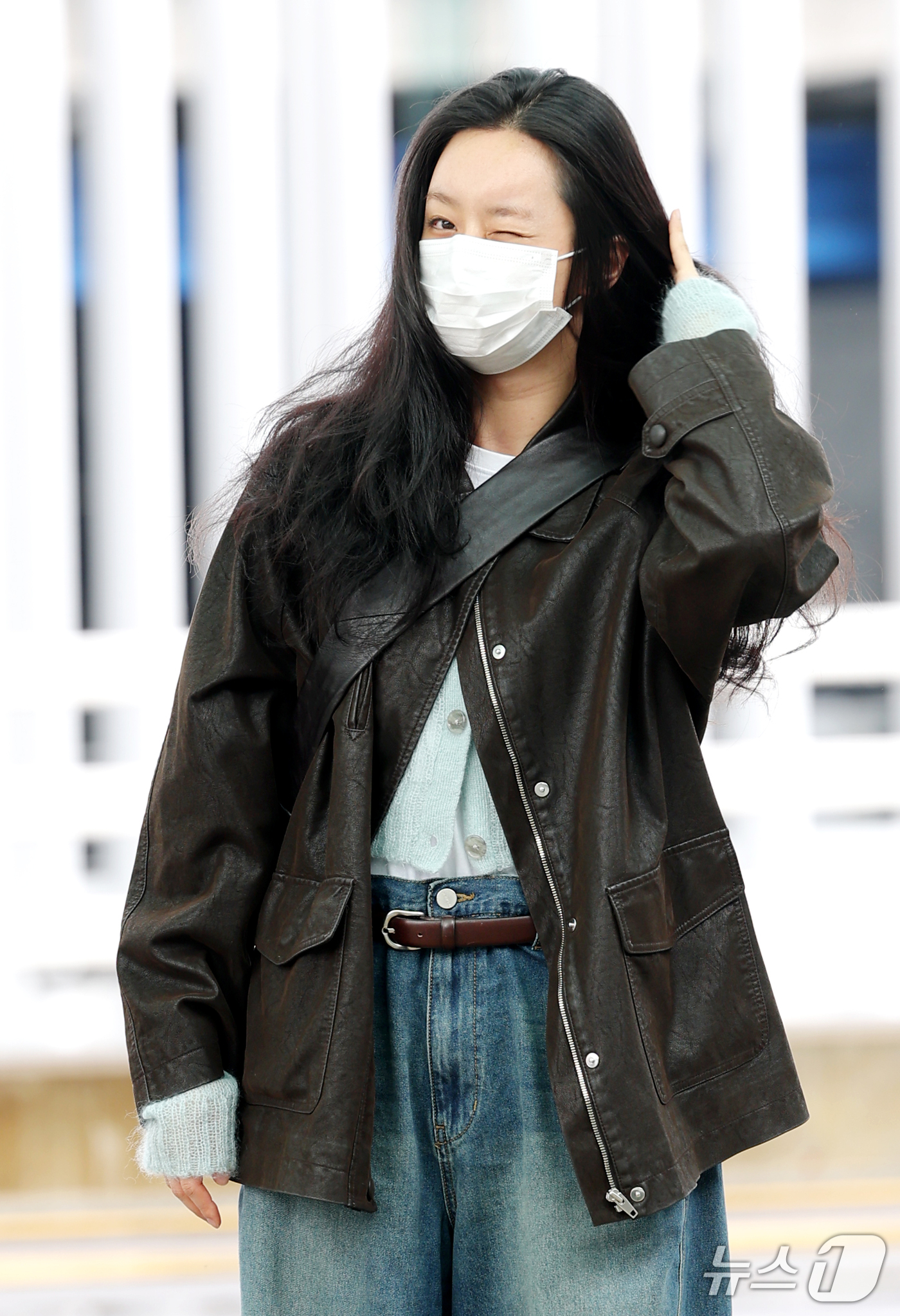 (인천공항=뉴스1) 권현진 기자 = 배우 겸 가수 혜리가 해외 일정을 위해 16일 인천국제공항을 통해 중국 칭다오로 출국하고 있다. 2026.10.16/뉴스1