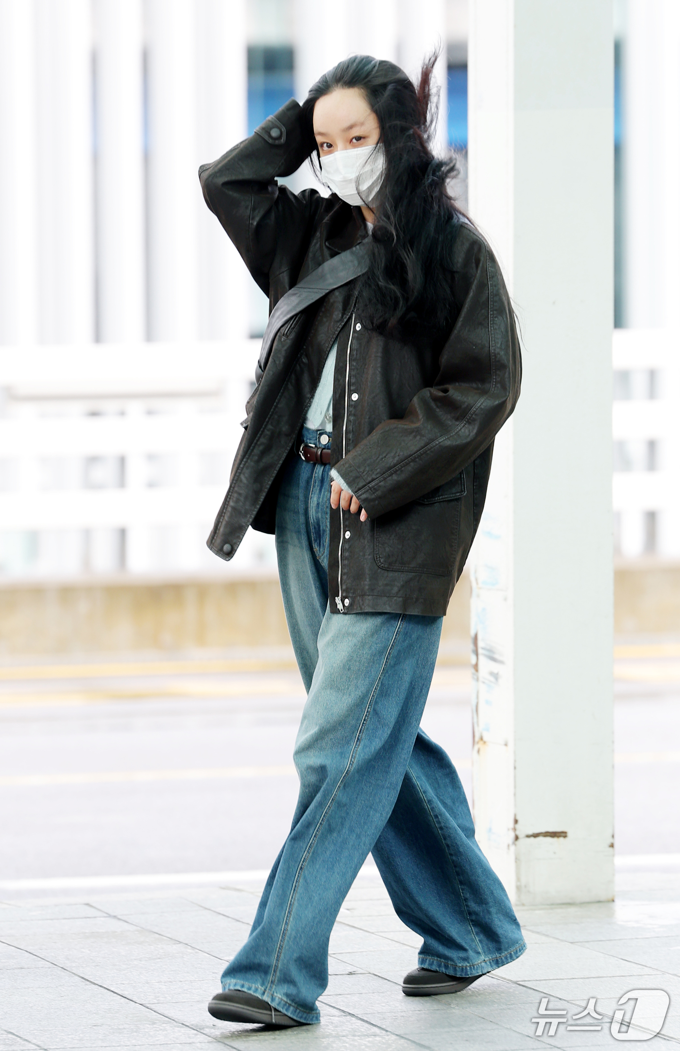 (인천공항=뉴스1) 권현진 기자 = 배우 겸 가수 혜리가 해외 일정을 위해 16일 인천국제공항을 통해 중국 칭다오로 출국하고 있다. 2026.10.16/뉴스1