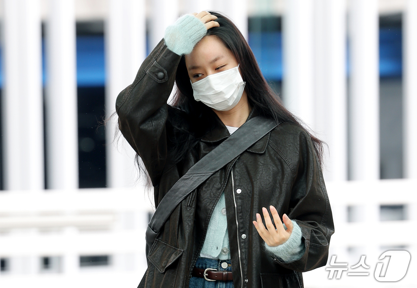 (인천공항=뉴스1) 권현진 기자 = 배우 겸 가수 혜리가 해외 일정을 위해 16일 인천국제공항을 통해 중국 칭다오로 출국하고 있다. 2026.10.16/뉴스1