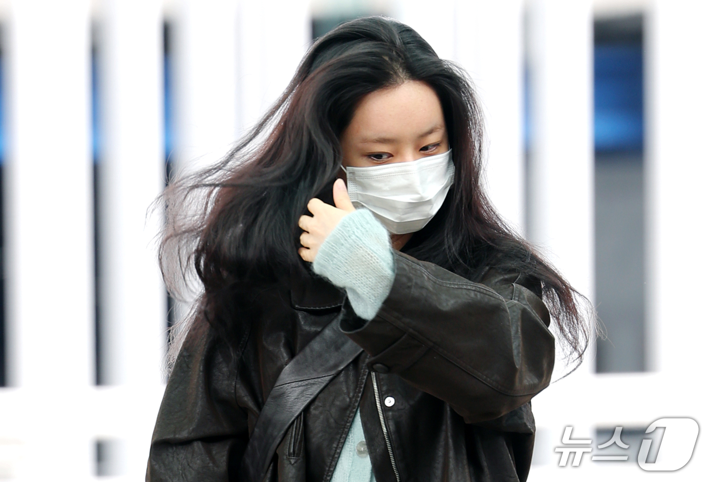 (인천공항=뉴스1) 권현진 기자 = 배우 겸 가수 혜리가 해외 일정을 위해 16일 인천국제공항을 통해 중국 칭다오로 출국하고 있다. 2026.10.16/뉴스1