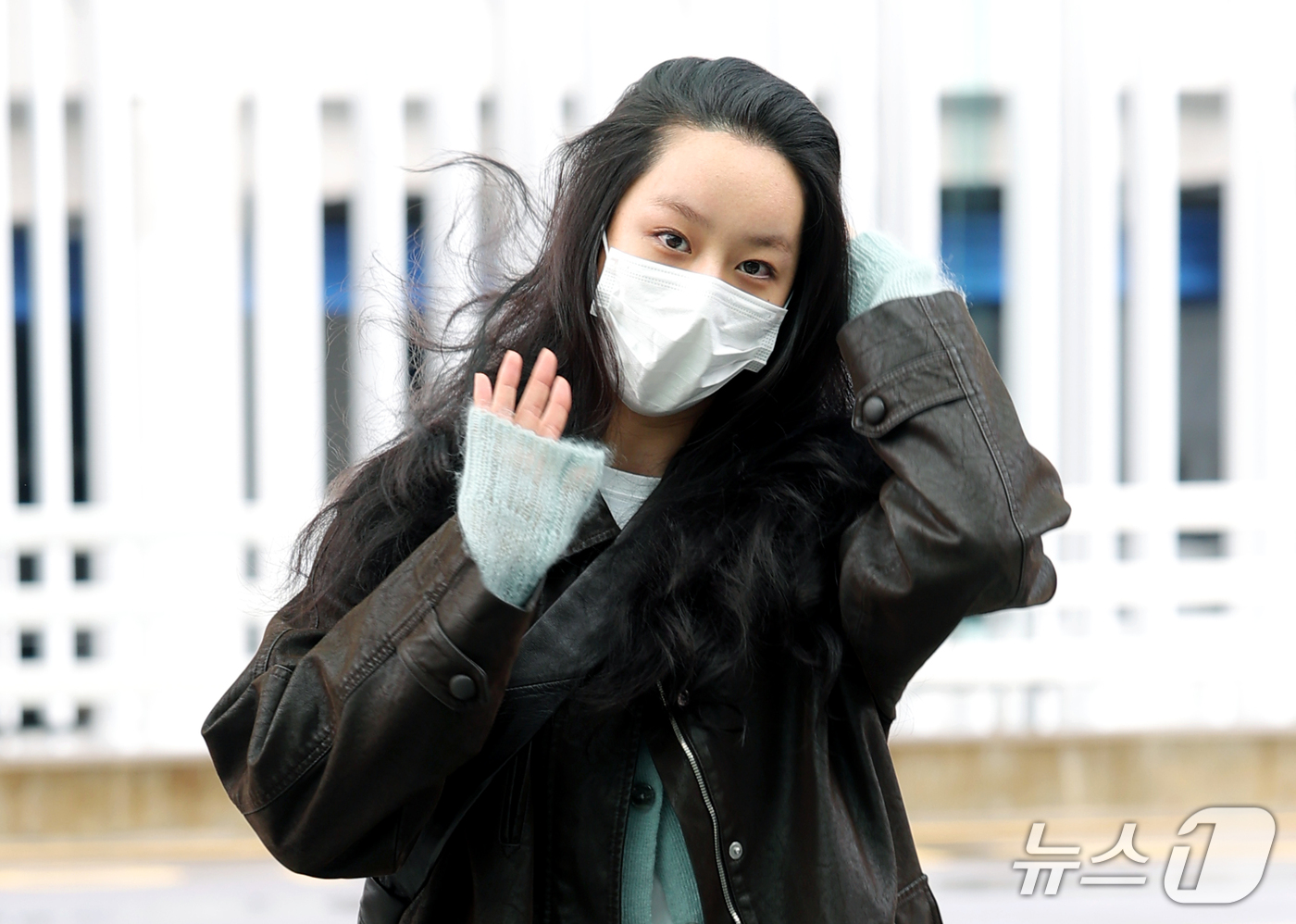 (인천공항=뉴스1) 권현진 기자 = 배우 겸 가수 혜리가 해외 일정을 위해 16일 인천국제공항을 통해 중국 칭다오로 출국하고 있다. 2026.10.16/뉴스1