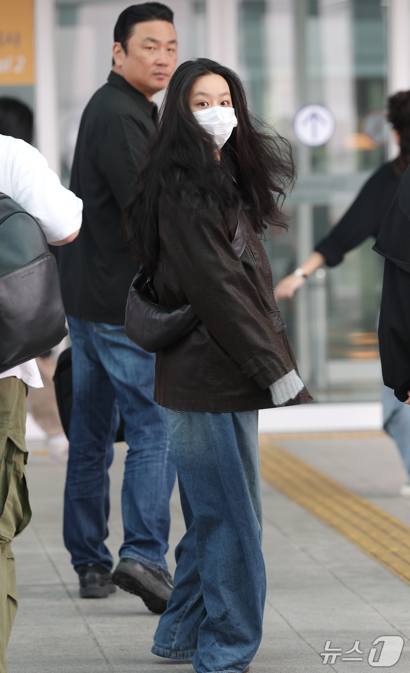 (인천공항=뉴스1) 권현진 기자 = 배우 겸 가수 혜리가 해외 일정을 위해 16일 인천국제공항을 통해 중국 칭다오로 출국하고 있다. 2026.10.16/뉴스1