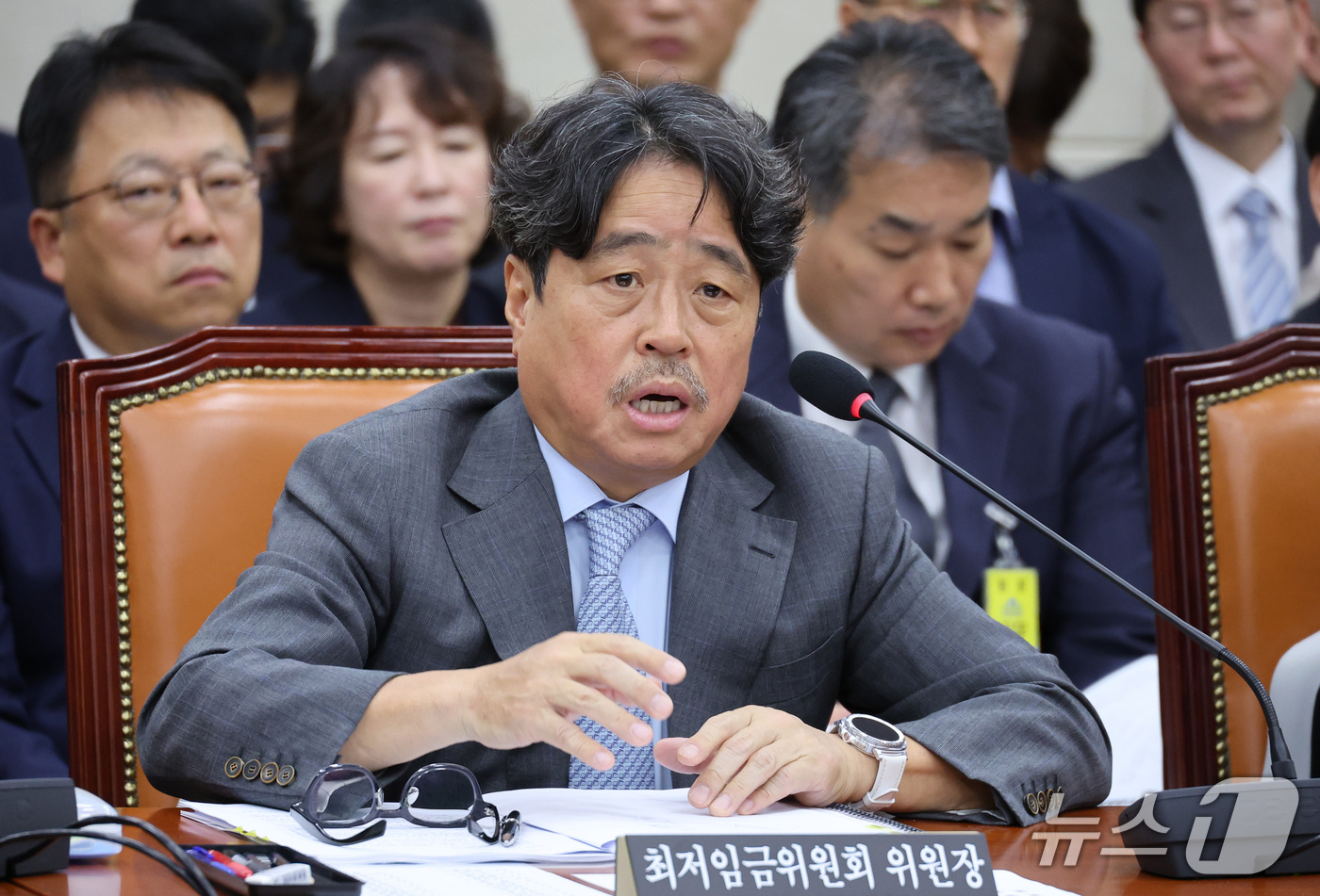 (서울=뉴스1) 신웅수 기자 = 권순원 최저임금위원회 위원장이 16일 서울 여의도 국회에서 열린 기후에너지환경노동위원회의 경사노위 등에 대한 국정감사에서 의원 질의에 답변하고 있다 …
