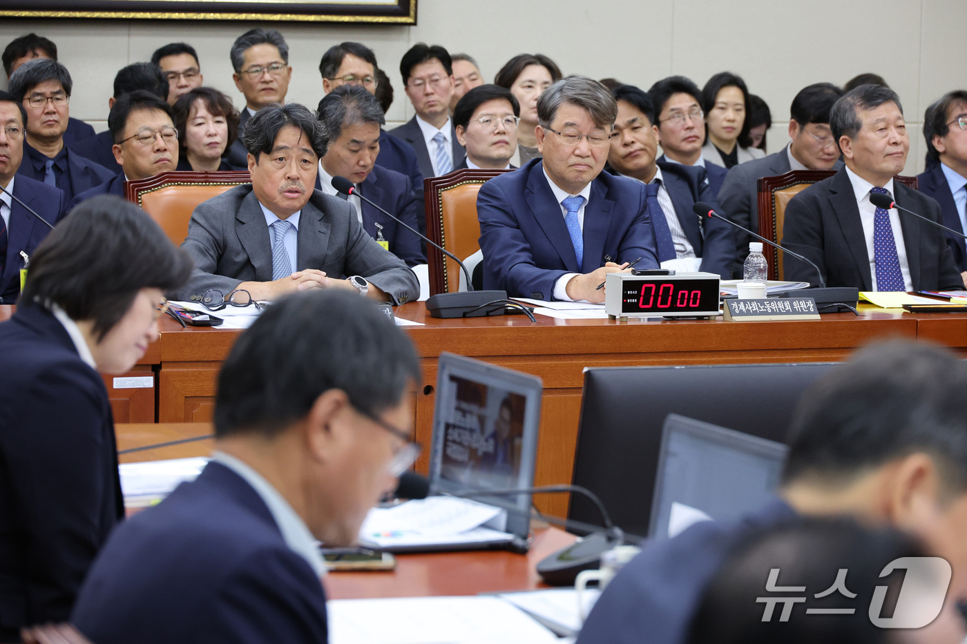 (서울=뉴스1) 신웅수 기자 = 권순원 최저임금위원회 위원장이 16일 서울 여의도 국회에서 열린 기후에너지환경노동위원회의 경사노위 등에 대한 국정감사에서 의원 질의에 답변하고 있다 …