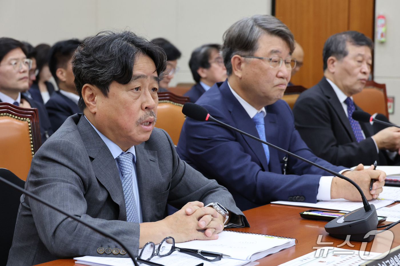 (서울=뉴스1) 신웅수 기자 = 권순원 최저임금위원회 위원장이 16일 서울 여의도 국회에서 열린 기후에너지환경노동위원회의 경사노위 등에 대한 국정감사에서 의원 질의에 답변하고 있다 …