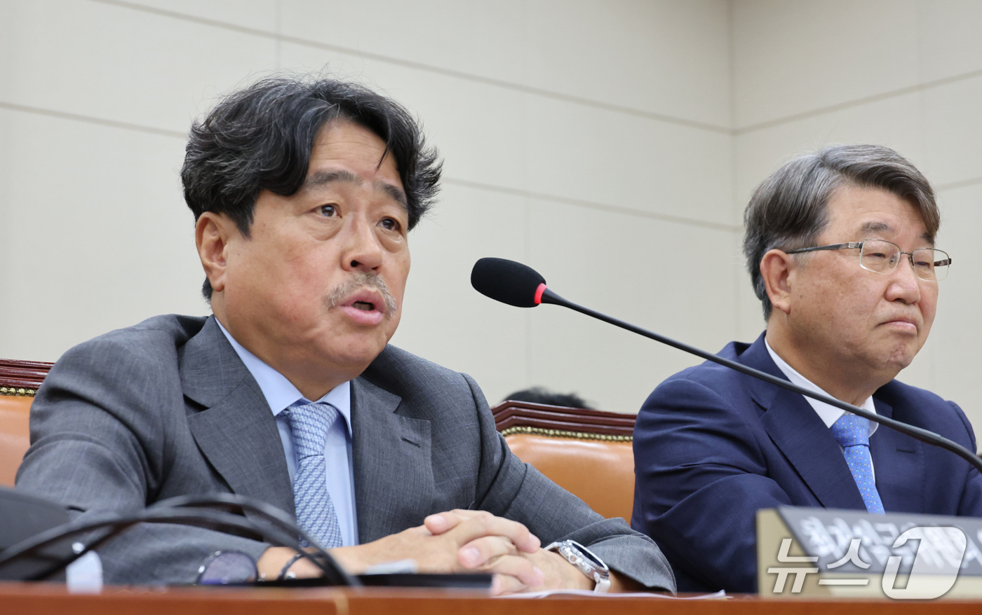 (서울=뉴스1) 신웅수 기자 = 권순원 최저임금위원회 위원장이 16일 서울 여의도 국회에서 열린 기후에너지환경노동위원회의 경사노위 등에 대한 국정감사에서 의원 질의에 답변하고 있다 …