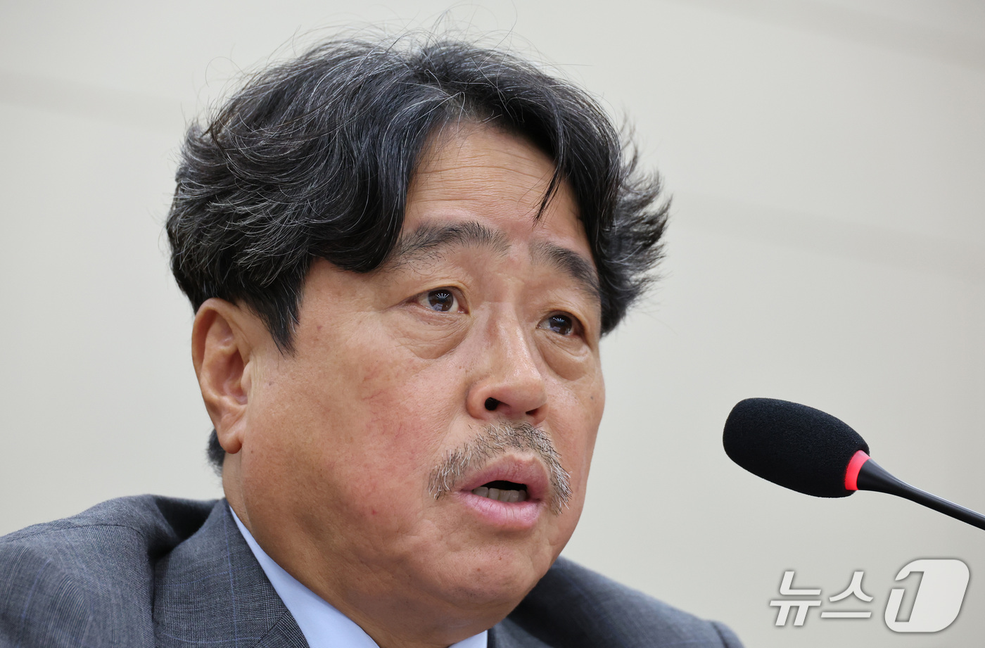 (서울=뉴스1) 신웅수 기자 = 권순원 최저임금위원회 위원장이 16일 서울 여의도 국회에서 열린 기후에너지환경노동위원회의 경사노위 등에 대한 국정감사에서 의원 질의에 답변하고 있다 …