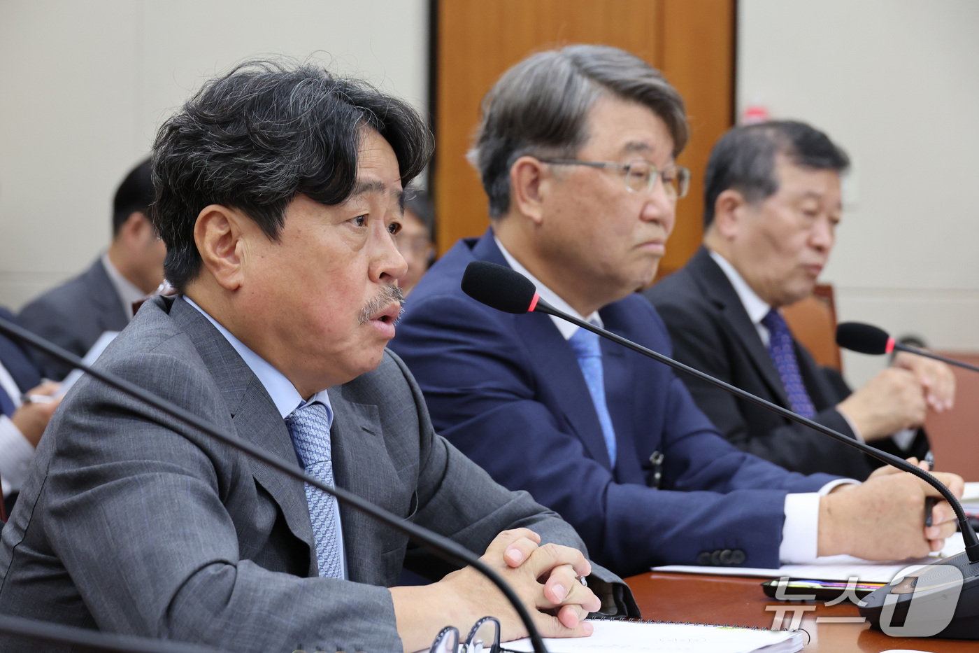 (서울=뉴스1) 신웅수 기자 = 권순원 최저임금위원회 위원장이 16일 서울 여의도 국회에서 열린 기후에너지환경노동위원회의 경사노위 등에 대한 국정감사에서 의원 질의에 답변하고 있다 …