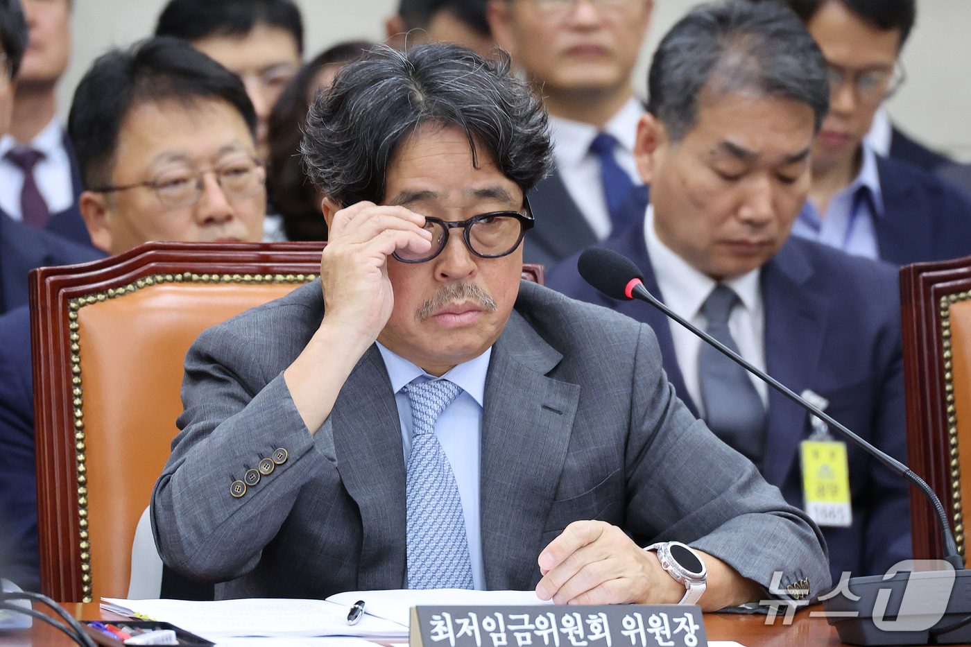 (서울=뉴스1) 신웅수 기자 = 권순원 최저임금위원회 위원장이 16일 서울 여의도 국회에서 열린 기후에너지환경노동위원회의 경사노위 등에 대한 국정감사에서 안경을 고쳐쓰고 있다. 2 …