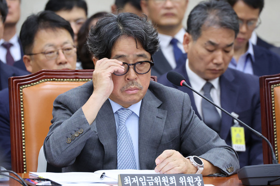 [국감] 안경 고쳐쓰는 권순원 최저임금위원장