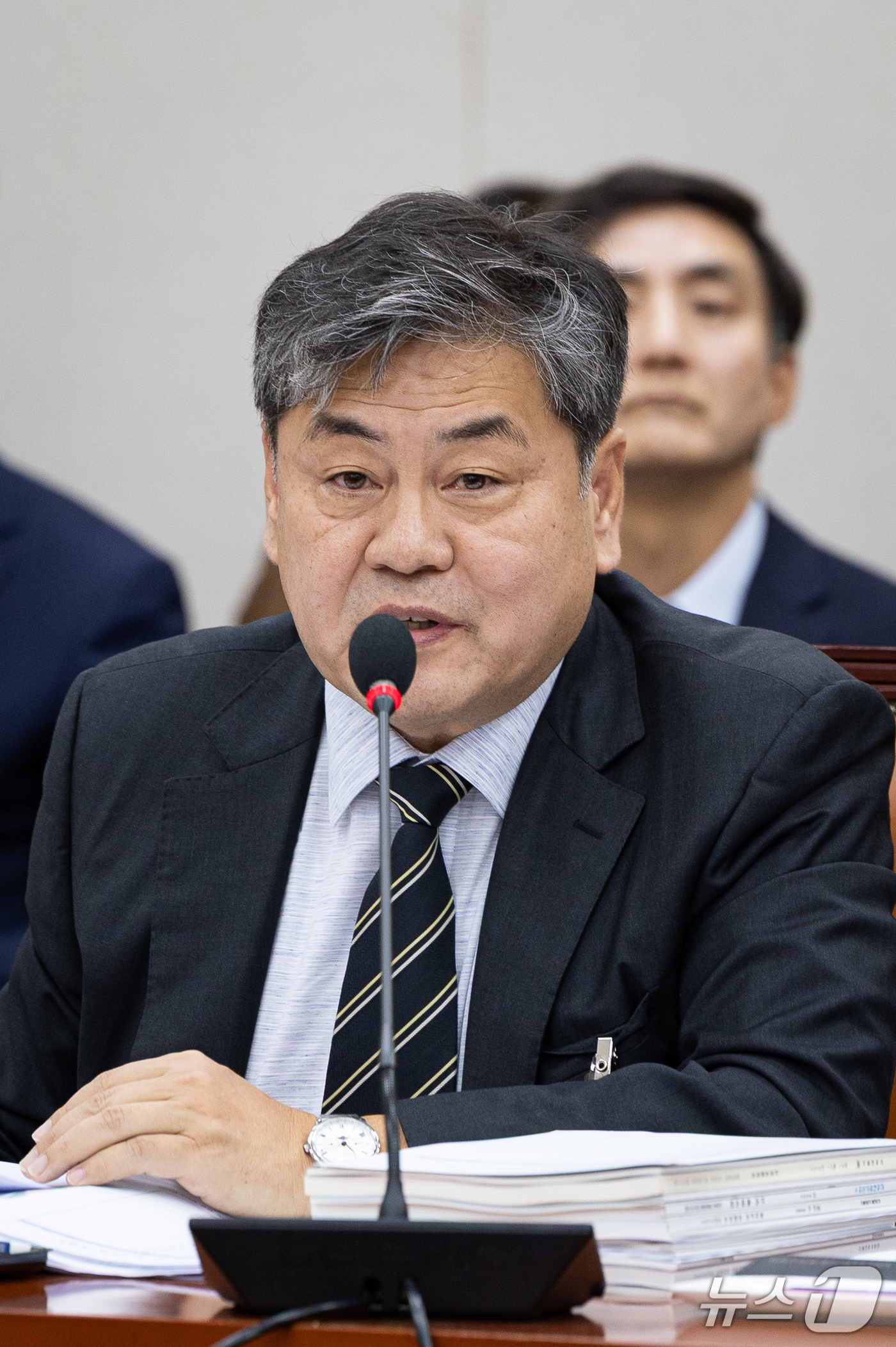 (서울=뉴스1) 유승관 기자 = 이인재 인천대학교 총장이 16일 서울 여의도 국회에서 열린 교육위원회의 서울대학교 등에 대한 국정감사에 출석해 의원 질의에 답하고 있다. 2026. …