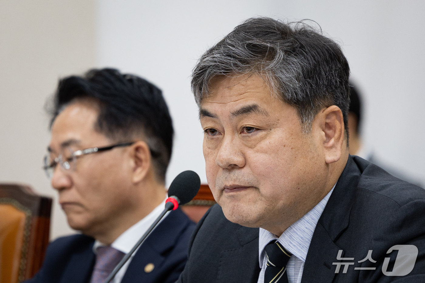 (서울=뉴스1) 유승관 기자 = 이인재 인천대학교 총장이 16일 서울 여의도 국회에서 열린 교육위원회의 서울대학교 등에 대한 국정감사에 출석해 의원 질의를 듣고 있다. 2026.1 …