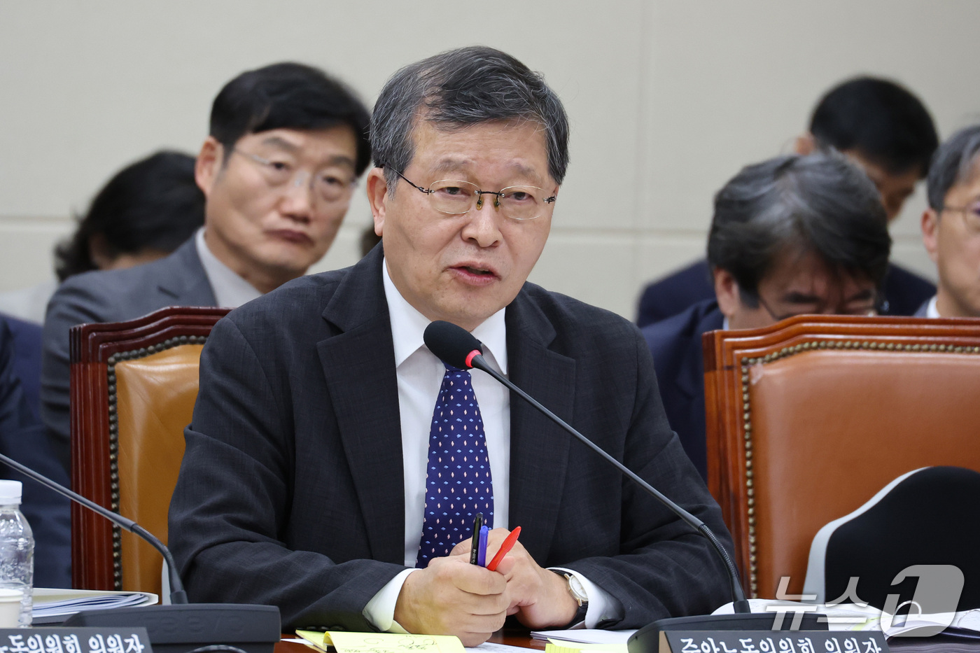 (서울=뉴스1) 신웅수 기자 = 박수근 중앙노동위원회 위원장이 16일 서울 여의도 국회에서 열린 기후에너지환경노동위원회의 경사노위 등에 대한 국정감사에서 의원 질의에 답변하고 있다 …
