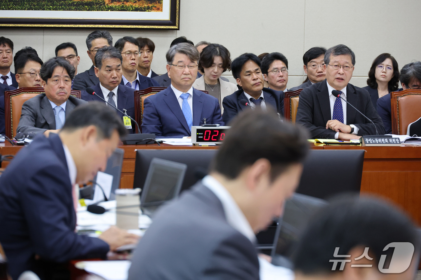 (서울=뉴스1) 신웅수 기자 = 박수근 중앙노동위원회 위원장이 16일 서울 여의도 국회에서 열린 기후에너지환경노동위원회의 경사노위 등에 대한 국정감사에서 의원 질의에 답변하고 있다 …