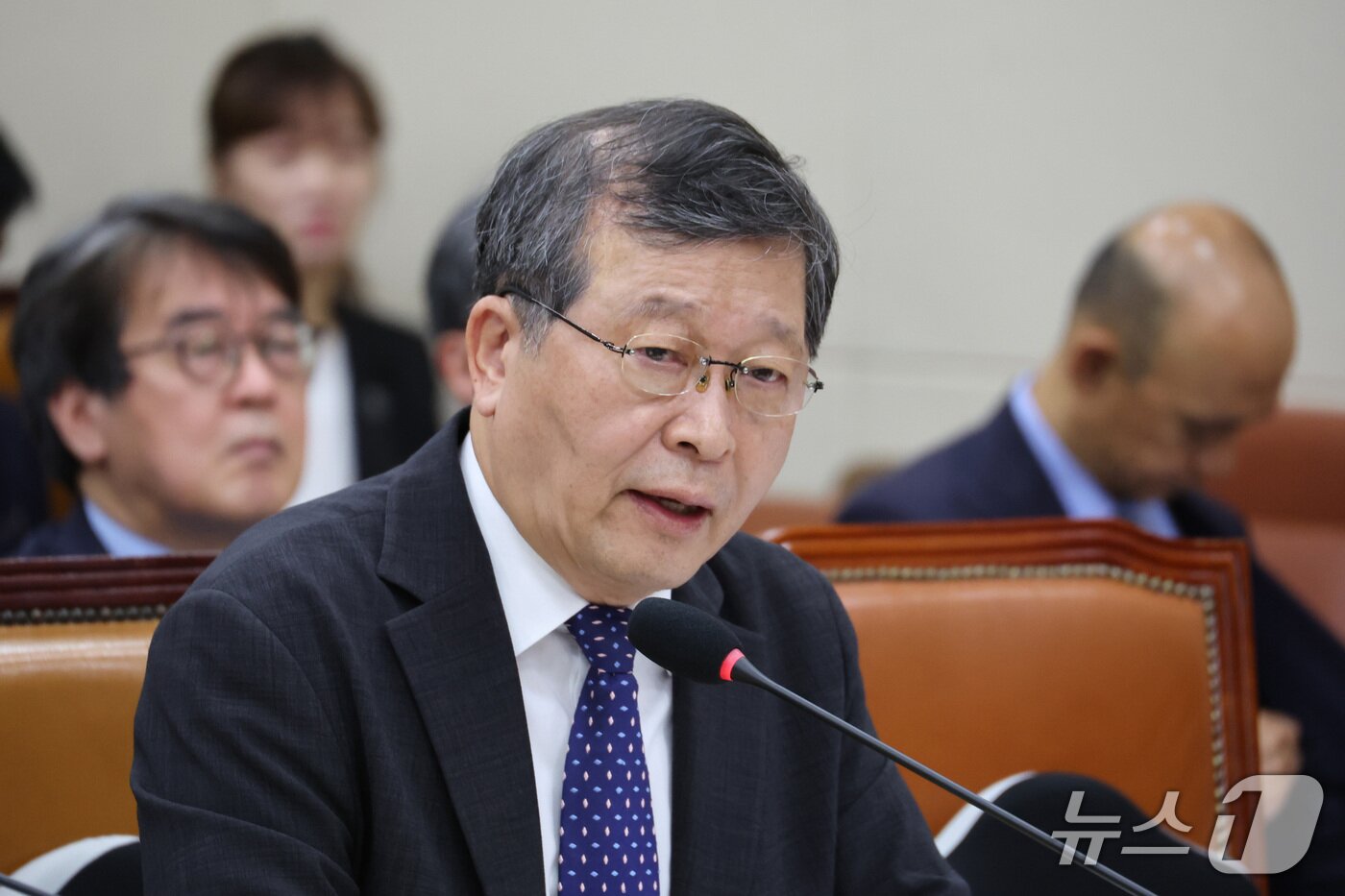 본문 이미지 - 박수근 중앙노동위원회 위원장이 16일 서울 여의도 국회에서 열린 기후에너지환경노동위원회의 경사노위 등에 대한 국정감사에서 의원 질의에 답변하고 있다. 2026.10.16 ⓒ 뉴스1 신웅수 기자