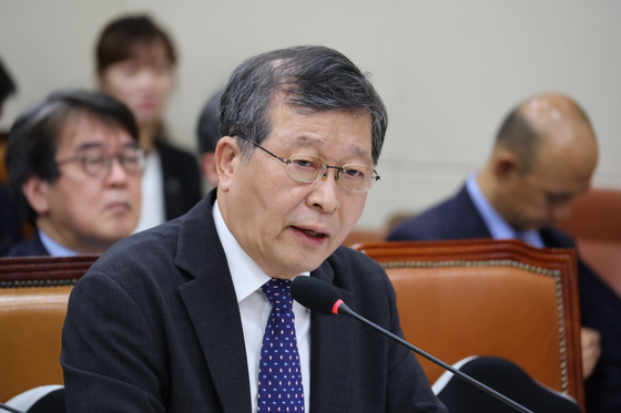 [국감] 의원 질의 답변하는 박수근 중앙노동위원장
